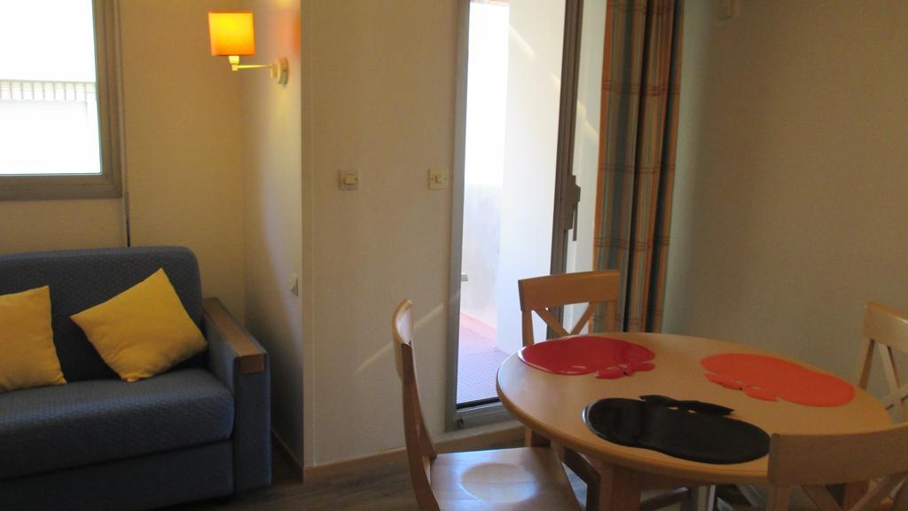 Promenade Des Bains Apartment Saint-Raphael  Room photo